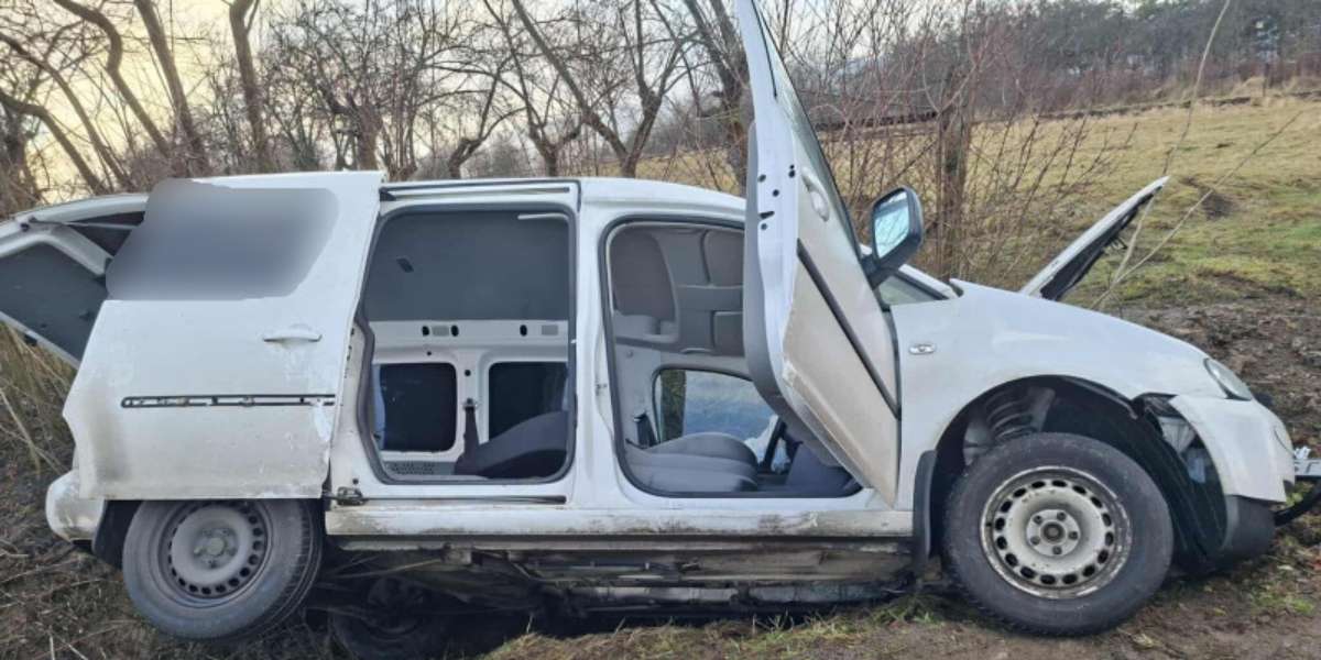 Wypadek w Cieklinie - Volkswagen w rowie